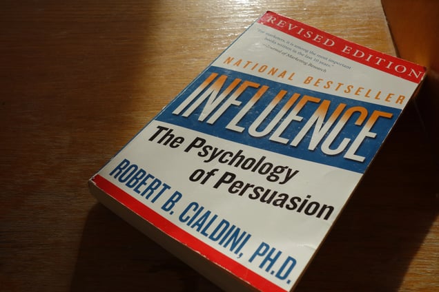 Robert_B_Cialdini_-_Influence_-_The_Psychology_of_Persuasion