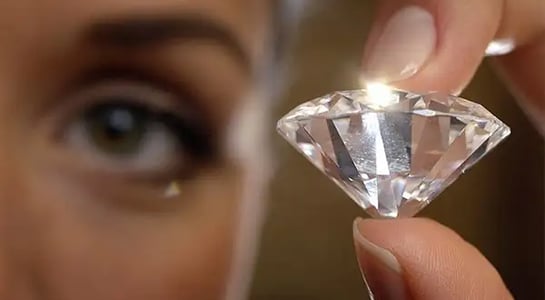 The world’s largest jeweler is ditching diamonds-au-naturel