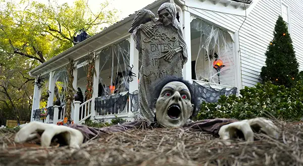 The $10B business of Halloween decorations